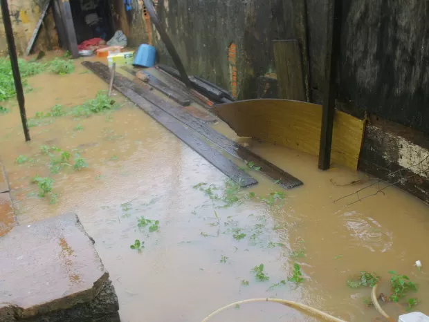 are externa alagada - ralo externo alagado - quintal alagado - cano do quintal entupido.webp